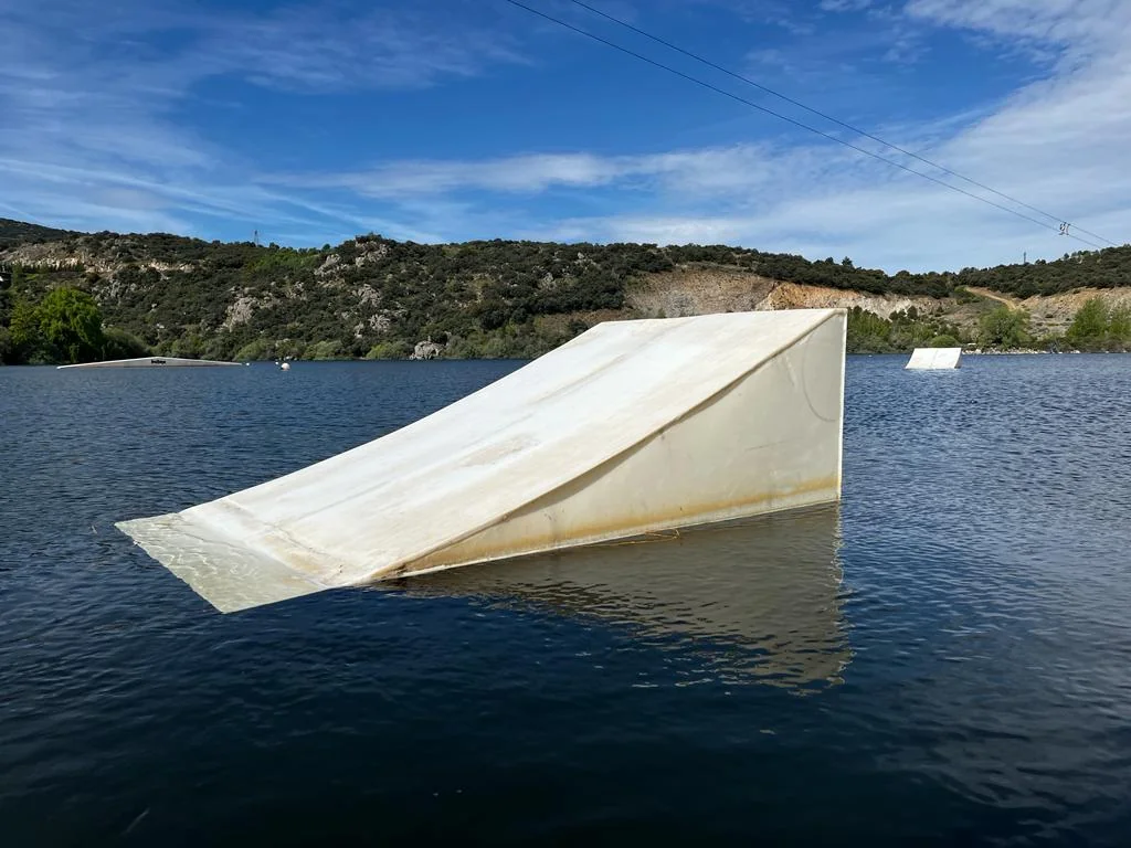 Módulo de wakeboard sobre el lago, vista 1