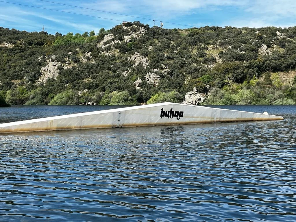 Módulo de wakeboard sobre el lago, vista 3