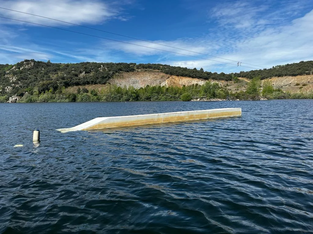 Módulo de wakeboard sobre el lago, vista 4