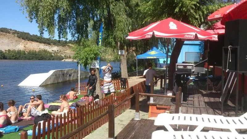 Terraza de las instalaciones junto al lago