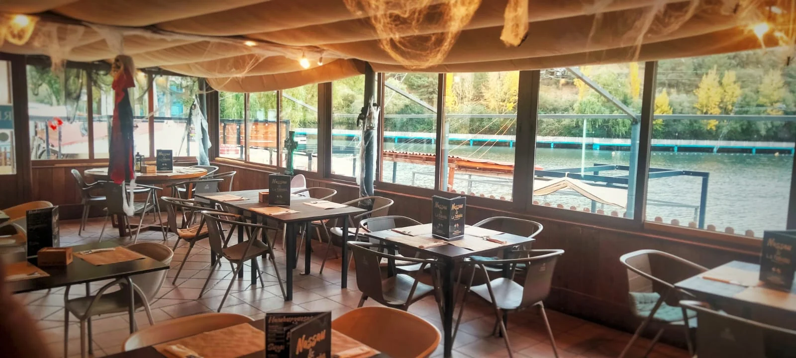 Comedor de La Cabaña del Lago con vistas al agua