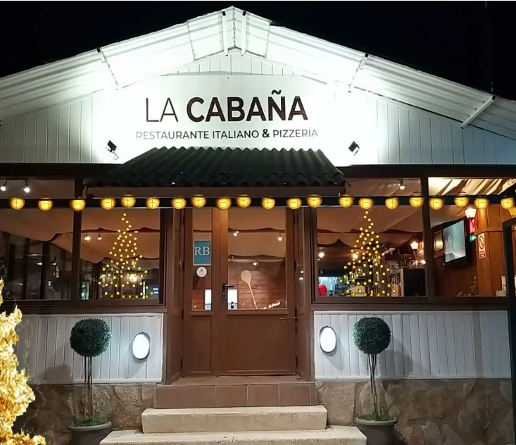 La Cabaña del Lago iluminada al anochecer