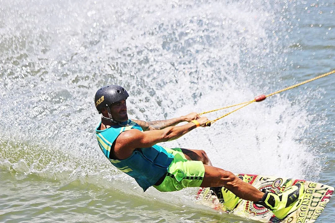 Wakeboarder trazando una curva a velocidad sobre el lago
